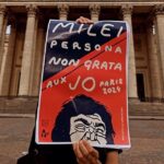 Aparecieron carteles en las calles de París que declaran a Milei «persona no grata»